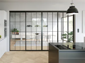Het smalle profielaanzicht en de vormgeving in gitzwart mat kenmerken de markante industriële stijl van de Hörmann loftdeuren. Loftdeuren van Hörmann in de moderne industriële stijl zorgen voor transparantie en ruimtes met veel licht inval. Door de stijlvolle elementen uit hoogwaardige stalen profielen en royale beglazingen...