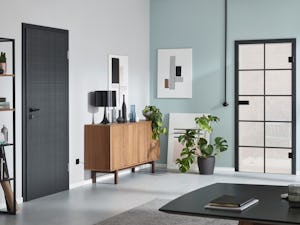 Puerta de madera con galce ProLine, lino gris antracita, taburete Karee negro.edición