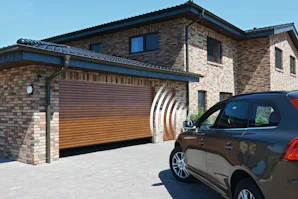 Alternatieve bediening van je garagepoort en Smart Home-systemen Naast onze garagepoortopener opent jouw garagepoort ook makkelijk via een codeschakelaar, vingerscan of je eigen smartphone. Je garagepoort besturen of de verlichting van je poortaandrijving...