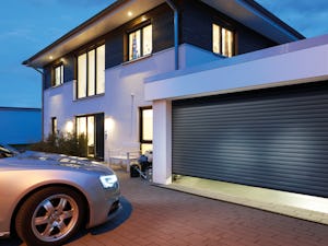 Utilisation universelle Les portes de garage enroulables RollMatic s’ouvrent à la verticale et ne nécessitent qu’une place minime dans le garage. Grâce à leur principe de construction, elles offrent un espace de...