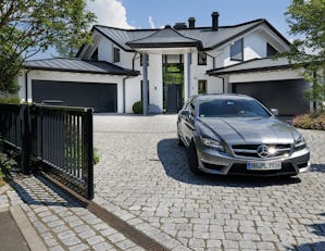 Les portes de garage enroulables et portes à refoulement... Les portes de garage enroulables et portes à refoulement plafond s’ouvrent à la verticale et ne nécessitent qu’une place minime dans le garage. Grâce à leur principe de construction, elles offrent un...