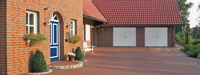 Openslaande garagedeur House facade with two hinged garage doors