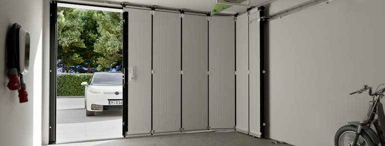 https://images.hoermann-cloud.de/website/global/home_owners/garage_doors/garage-door-side-sliding-01.jpg?ar=37%3A14&auto=compress%2Cformat&fit=crop&ixlib=php-4.1.0&q=40&rect=0%2C526%2C3507%2C1329&s=7c2ab16eadf9e3bf3533bfd199fc868f&w=768