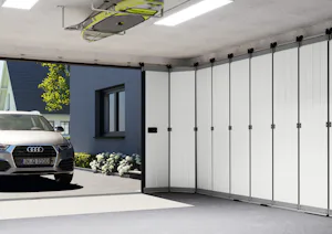 Eleelektrische garagedeur | Zijdelingse sectionaaldeur Hörmann Een auto wacht voor een opengaande elektrische garagedeur van Hörmann. Dit is een zijdelingse garagedeur.