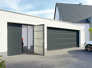 Nebentüren sind immer sehr praktisch, wenn Sie schnell... Nebentüren sind immer sehr praktisch, wenn Sie schnell Gegenstände aus der Garage holen möchten, ohne das Tor öffnen zu wollen. Oder Ihr Zweit-Fahrzeug aufgrund einer kurzen Garageneinfahrt direkt vor...