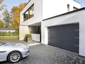 Elegantné automatické sekcionálne brány sa otvárajú zvislo... Elegantné automatické sekcionálne brány sa otvárajú zvislo nahor. Takto je zaručený zisk miesta v garáži a pred garážou - a celý prejazd ostáva voľný. Sekcionálne brány sa hodia vždy - nezáleží na...