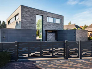 Tverrbjelkelag (utførelse foran rammen eller i... Skyveport, inngangsdør og gjerdedeler med innvendig fylling «Laser Cut LC14» i antrasittgrå (RAL 7016)