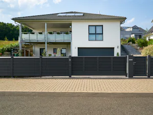 Hörmann-merkekvalitet – Produsert i ØsterrikeVerdifullt og... Hörmann-merkekvalitet – Produsert i ØsterrikeVerdifullt og slitesterkLøsninger som passer til enhver arkitektonisk stilKomplette løsninger fra én leverandør: Port, gjerde og innsynsskjerming