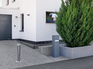 Frittstående eller harmonisk integrert i grind- og... Frittstående eller harmonisk integrert i grind- og gjerdeanleggetDesign som passer til grind og gjerdeFleksibel høyde inntil en grindhøyde på 2 000 mmVarig vakker takket være materialer av høy...