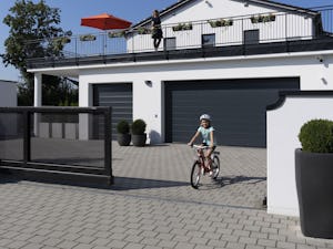 Los automatismos para cancelas de Hörmann le ofrecen al... Los automatismos para cancelas de Hörmann le ofrecen al mismo tiempo la máxima seguridad y comodidad. Durante el movimiento de puerta, el arranque y parada suaves automáticos garantizan unmovimiento...
