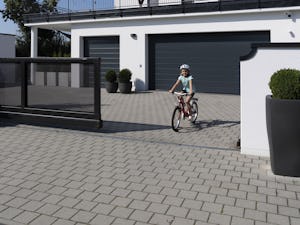 Bare med en fjernstyrt portåpner fra Hörmann vil grinden... Bare med en fjernstyrt portåpner fra Hörmann vil grinden være ekstremt komfortabel, fordi den er produsert av velprøvd teknologi på alle områder. Takket være myk-start og myk-stopp kjører alltid...