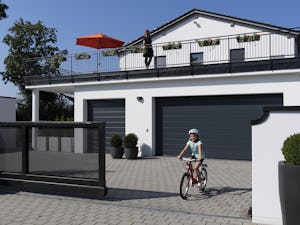 Optez pour un confort optimum en équipant votre portail... Optez pour un confort optimum en équipant votre portail d’une motorisation avec télécommande Hörmann, comme vous en avez toujours rêvé. Bien entendu, pas question de choisir n'importe quelle...
