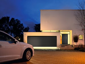 Med et enkelt tastetrykk kan du kjøre trygt inn i garasjen –... Med et enkelt tastetrykk kan du kjøre trygt inn i garasjen – skjermet for vær og vind. I tillegg til vær, har vi også mange mørke dager i Norge. Med det energieffektive LED-lyset under motoren, får du...