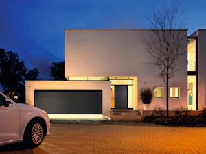 Qui se réjouit de devoir descendre de voiture par vents et... Qui se réjouit de devoir descendre de voiture par vents et marées ou au beau milieu de la nuit, simplement pour ouvrir la porte du garage ? Avec une motorisation de porte de garage Hörmann, la voie...