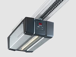 Avec nos motorisations de porte de garage, il suffit de... Avec nos motorisations de porte de garage, il suffit de presser un bouton et vous rentrez dans votre garage en voiture, à l’abri du vent et des intempéries. Un éclairage LED à forte efficience...