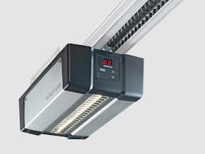 Med et enkelt tastetrykk kan du kjøre trygt inn i garasjen –... Med et enkelt tastetrykk kan du kjøre trygt inn i garasjen – skjermet for vær og vind. I tillegg til vær, har vi også mange mørke dager i Norge. Med det energieffektive LED-lyset under motoren, får du...