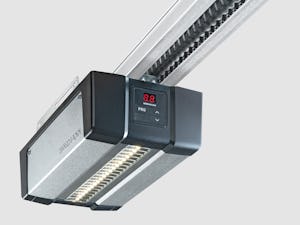Avec nos motorisations de porte de garage, il suffit de... Avec nos motorisations de porte de garage, il suffit de presser un bouton et vous rentrez dans votre garage en voiture, à l’abri du vent et des intempéries. Un éclairage LED à forte efficience...