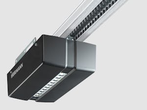 Avec nos motorisations de porte de garage, il suffit de... Avec nos motorisations de porte de garage, il suffit de presser un bouton et vous rentrez dans votre garage en voiture, à l’abri du vent et des intempéries. Un éclairage LED à forte efficience...