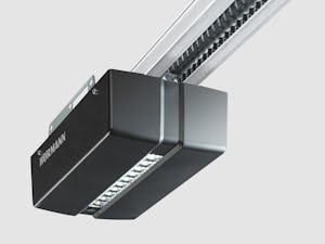 Med et enkelt tastetrykk kan du kjøre trygt inn i garasjen –... Med et enkelt tastetrykk kan du kjøre trygt inn i garasjen – skjermet for vær og vind. I tillegg til vær, har vi også mange mørke dager i Norge. Med det energieffektive LED-lyset under motoren, får du...