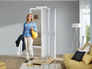 Binnendeuren opent u met de PortaMatic-deuraandrijving van... Binnendeuren opent u met de PortaMatic-deuraandrijving van Hörmann heel eenvoudig automatisch met de handzender, drukknop of via de app op uw smartphone. Talrijke functies en instelmogelijkheden maken...