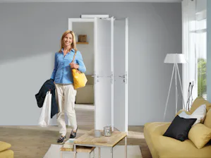Les portes d’intérieur, avec la motorisation de porte... Les portes d’intérieur, avec la motorisation de porte PortaMatic de Hörmann, peuvent être tout simplement commandées avec un émetteur, un bouton ou l’appli du smartphone. Les multiples fonctions et...