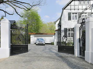 Inrithekaandrijvingen openen en sluiten uw draai- of... Inrithekaandrijvingen openen en sluiten uw draai- of schuifhek aan uw oprit. Hörmann biedt u een exact op elkaar afgestemd systeem aan dat bestaat uit garagepoort, inrithek en de bijbehorende...