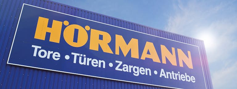 Blå fastighet med Hörmann-skylt