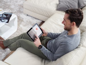 Nos motorisations de porte de garage SupraMatic P4,... Nos motorisations de porte de garage SupraMatic P4, SupraMatic E4 et ProMatic 4 sont équipées d’une interface de communication (bus HCP) intégrée de série permettant la connexion de la motorisation de...