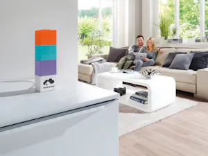 Innovative Technik plus exklusives Design: Mit dem passenden... Smart Home Zentrale homee in einem modernen Wohnzimmer mit jungem Paar auf der Couch