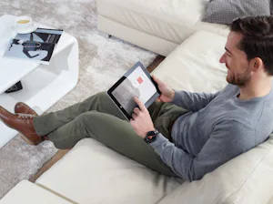 DuraBelt technologie Persoon maakt op tablet gebruik van het Hörmann Smart Home systeem.