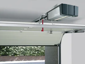 Garagentor mit Antrieb Antriebshaube aus Edelstahl ist an Garagendecke befestigt und reguliert das Öffnen und Schließen des Garagentores.