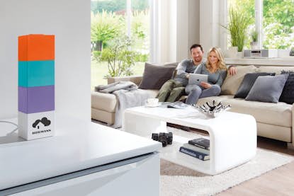 Mann und Frau sitzen auf dem Sofa und bedienen ein Tablet. Mann und Frau sitzen auf dem Sofa und bedienen ein Tablet.