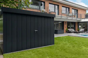 Alternatives pour l’hivernage des meubles de jardin Vous ne disposez pas (encore) d’un abri de jardin idéal ? Ou vous voulez l’assurance que votre salon de jardin et ses coussins passeront l’hiver sans encombre ? Envisagez alors ces emplacements...