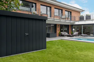 Quels éléments influencent la durée de vie d’un abri de jardin ? Même un matériau durable peut s’user rapidement si les conditions ne sont pas optimales. Voici les principaux facteurs à prendre en compte.
Entretien et protection
Traitez régulièrement les abris en...