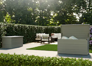 Die Hörmann Gartenboxen werden aus Metall gefertigt. Dank... Die Hörmann Gartenboxen werden aus Metall gefertigt. Dank ihrer robusten Konstruktion aus verzinktem, hochwertig lackiertem Stahlblech sind sie:
sehr stabil besonders langlebigwartungsarm...