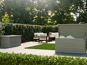 Die Hörmann Gartenboxen werden aus Metall gefertigt. Dank... Die Hörmann Gartenboxen werden aus Metall gefertigt. Dank ihrer robusten Konstruktion aus verzinktem, hochwertig lackiertem Stahlblech sind sie:
sehr stabil besonders langlebig wartungsarm ...