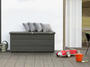 Vous cherchez une solution de rangement pratique pour par... Vous cherchez une solution de rangement pratique pour par exemple des coussins, des jouets ainsi que des outils de jardin et ustensiles de terrasse ? Nos coffres de jardin en métal sont exactement ce...