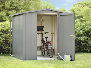 Gerätehäuser aus Metall zeichnen sich vor allem durch ihre... Gerätehaus mit geöffneter Tür