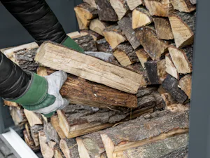 Alle unsere Hörmann Berry-Kaminholzregale sind aus Metall... Alle unsere Hörmann Berry-Kaminholzregale sind aus Metall gebaut. Und das hat auch gute Gründe: Im Gegensatz zu einem Kaminholzregal aus Holz sind unsere Stauraumlösungen dank des feuerverzinkten,...
