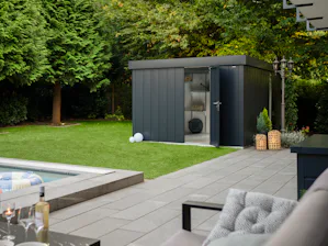 Suchen Sie nach einer eleganten und modernen Lösung zur... Suchen Sie nach einer eleganten und modernen Lösung zur Aufbewahrung Ihrer Gartenutensilien? Individuell auf Ihre Bedürfnisse anpassbar, praktisch, besonders langlebig und dazu noch CO2-neutral?...