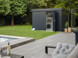 Siete alla ricerca di una casetta per attrezzi moderna ed... Siete alla ricerca di una casetta per attrezzi moderna ed elegante per il vostro giardino, cortile o vialetto? Se siete alla ricerca di una pratica soluzione di stoccaggio, le nostre casette per...