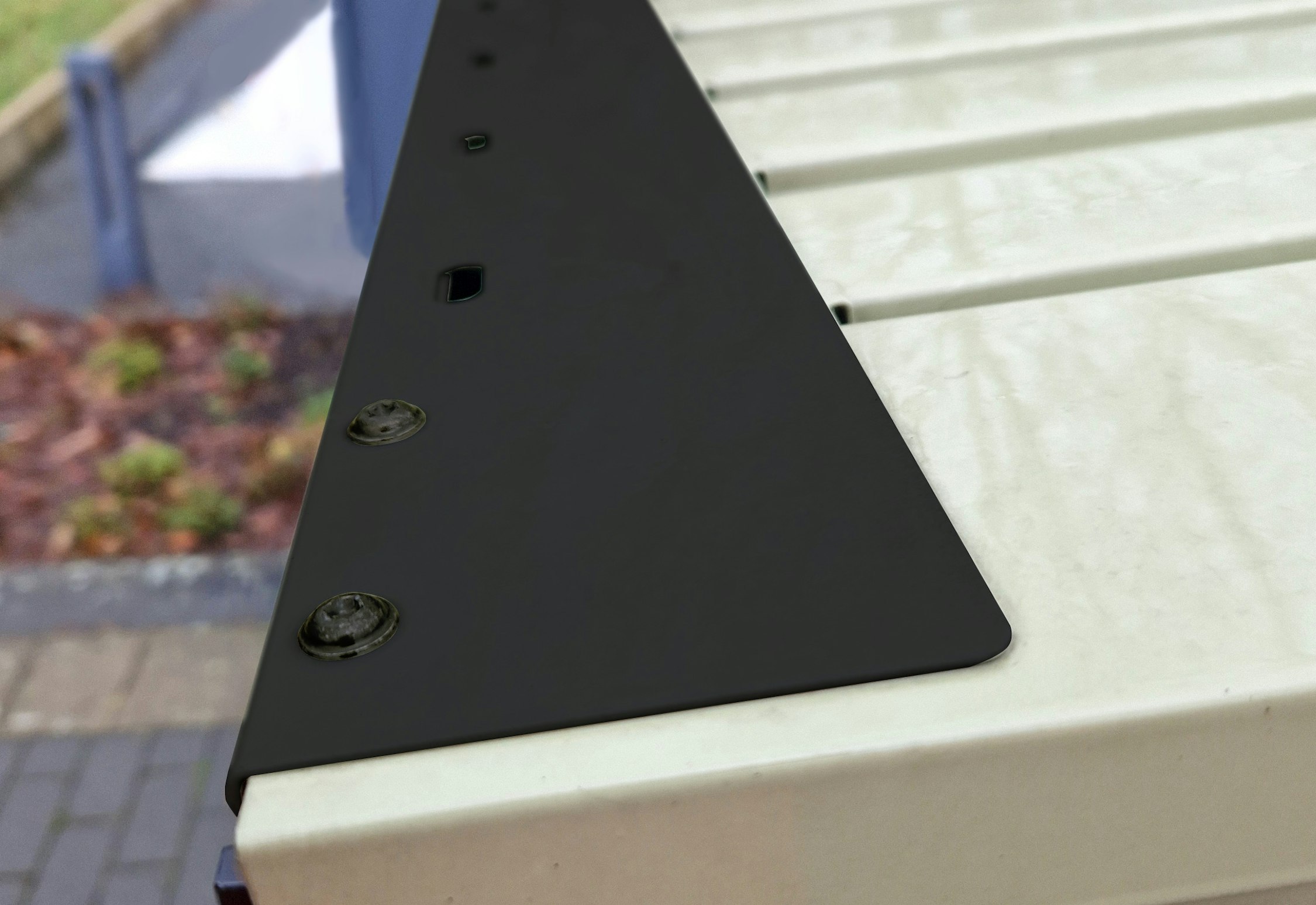 Leaf cover
A leaf cover for your tool shed prevents leaves... Leaf cover
A leaf cover for your tool shed prevents leaves from getting into the gutter. A leaf cover is particularly recommended in areas of the garden where there is a lot of foliage. This simple...