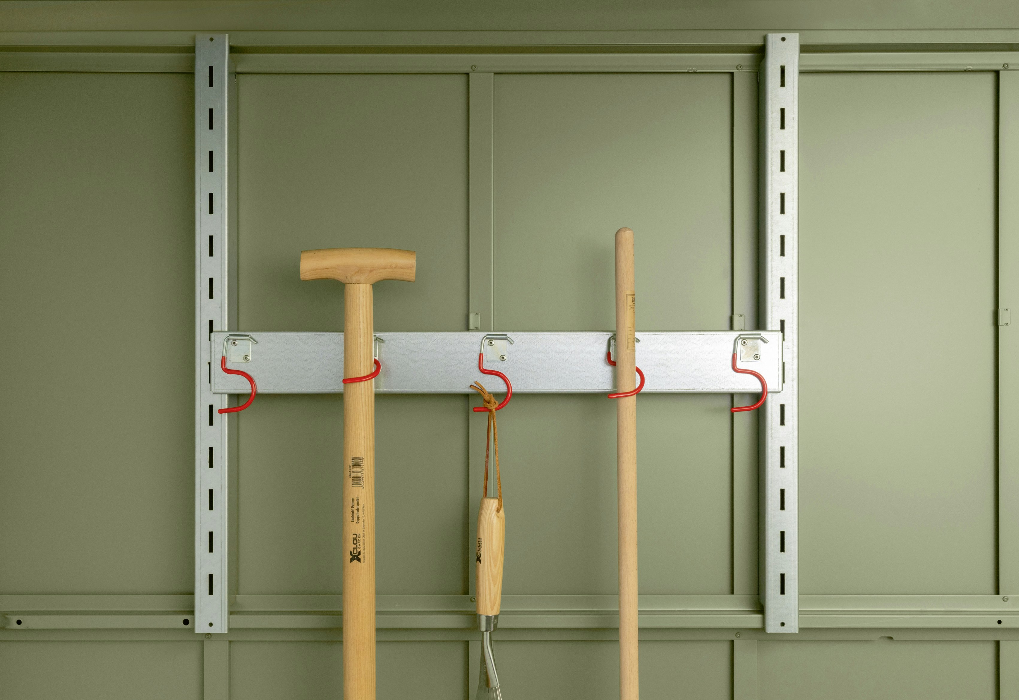 Device holder incl. shelf rail
Brooms, spades and other... Device holder incl. shelf rail
Brooms, spades and other items have their own space in the device holder to ensure that they are always at hand next time they are needed.