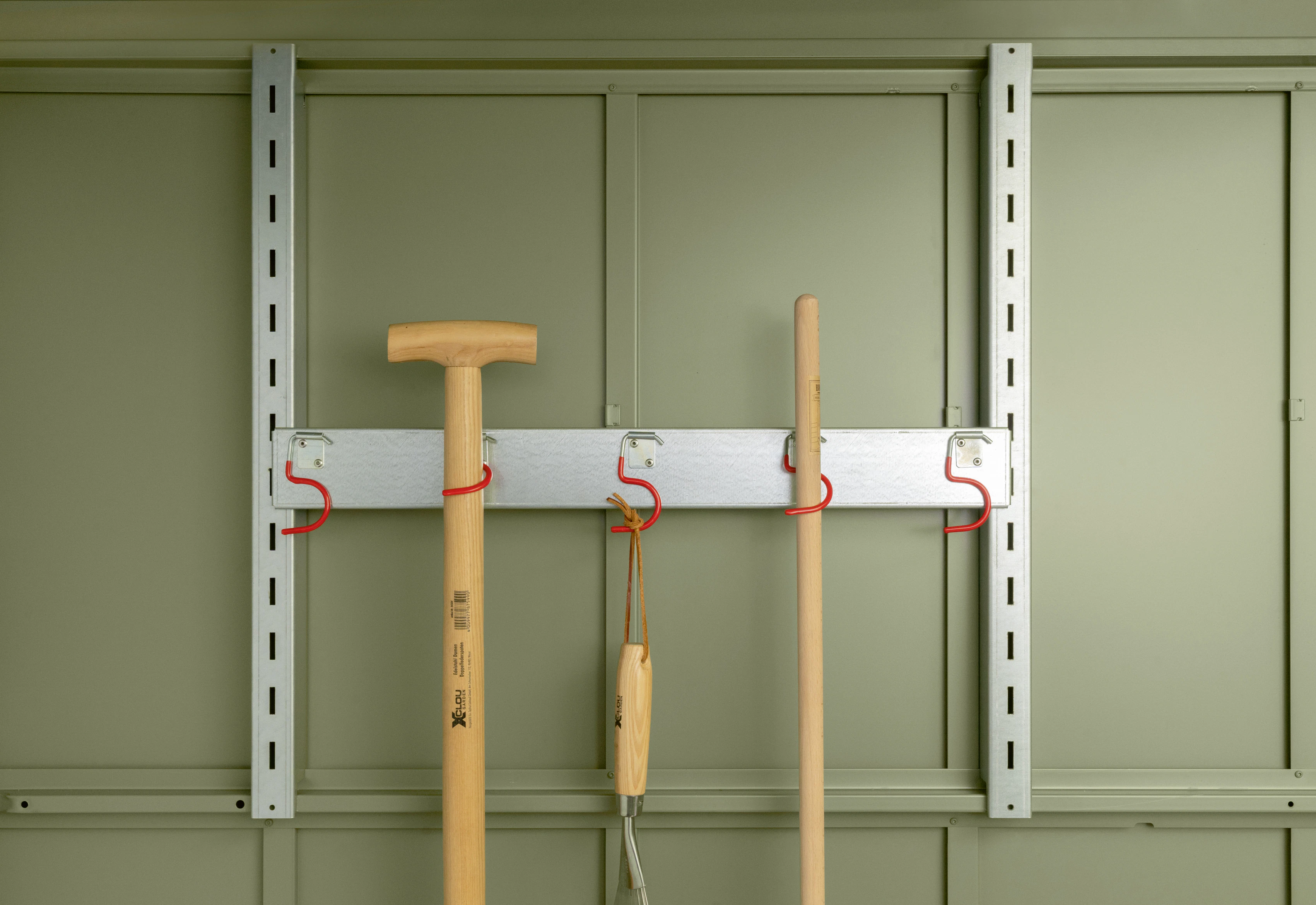 Device holder incl. shelf rail
Brooms, spades and other... Device holder incl. shelf rail
Brooms, spades and other items have their own space in the device holder to ensure that they are always at hand when they are needed.