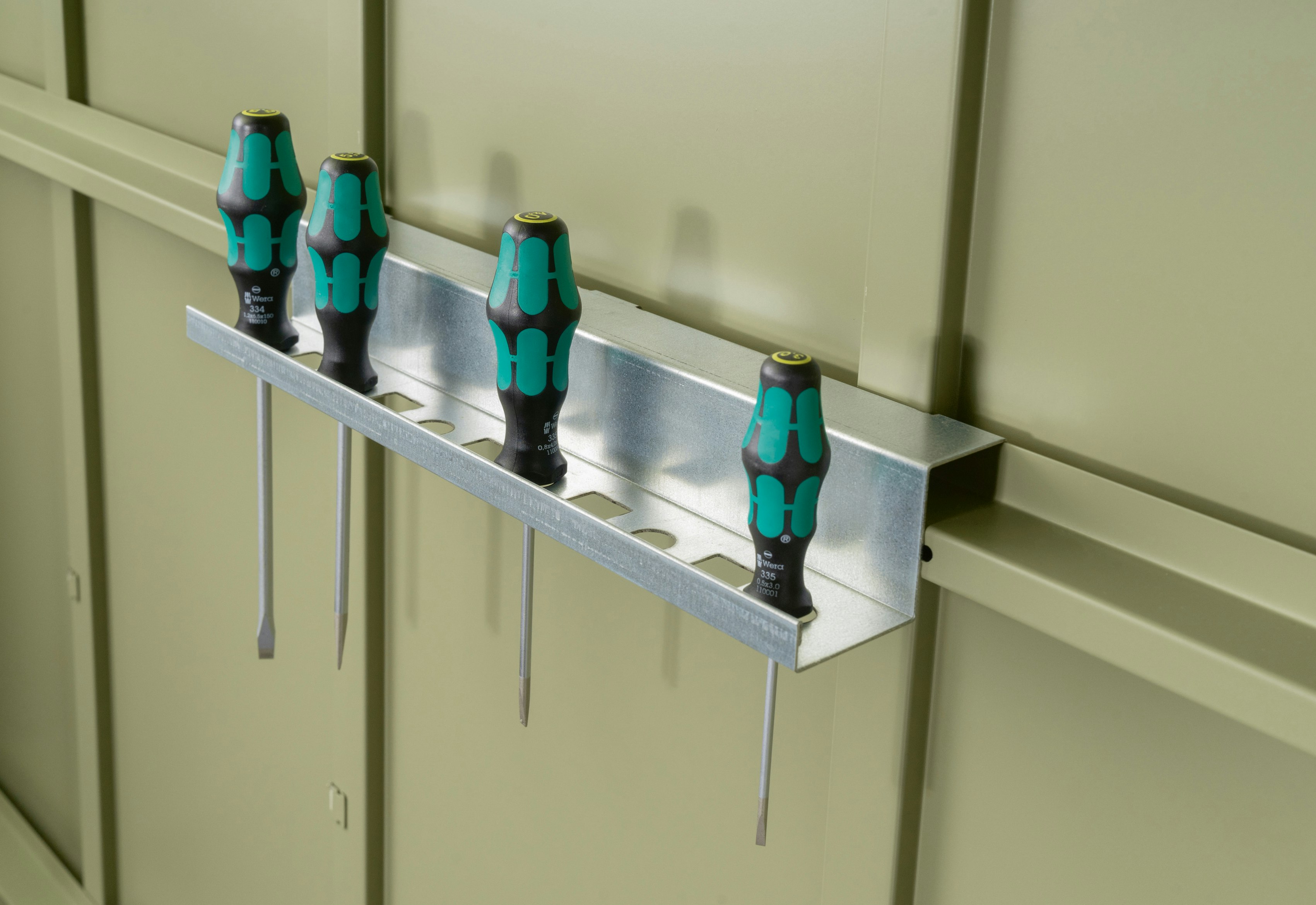 Tool holder
Always in sight and quickly found: Tools can be... Tool holder
Always in sight and quickly found: Tools can be kept tidy in the practical holder.