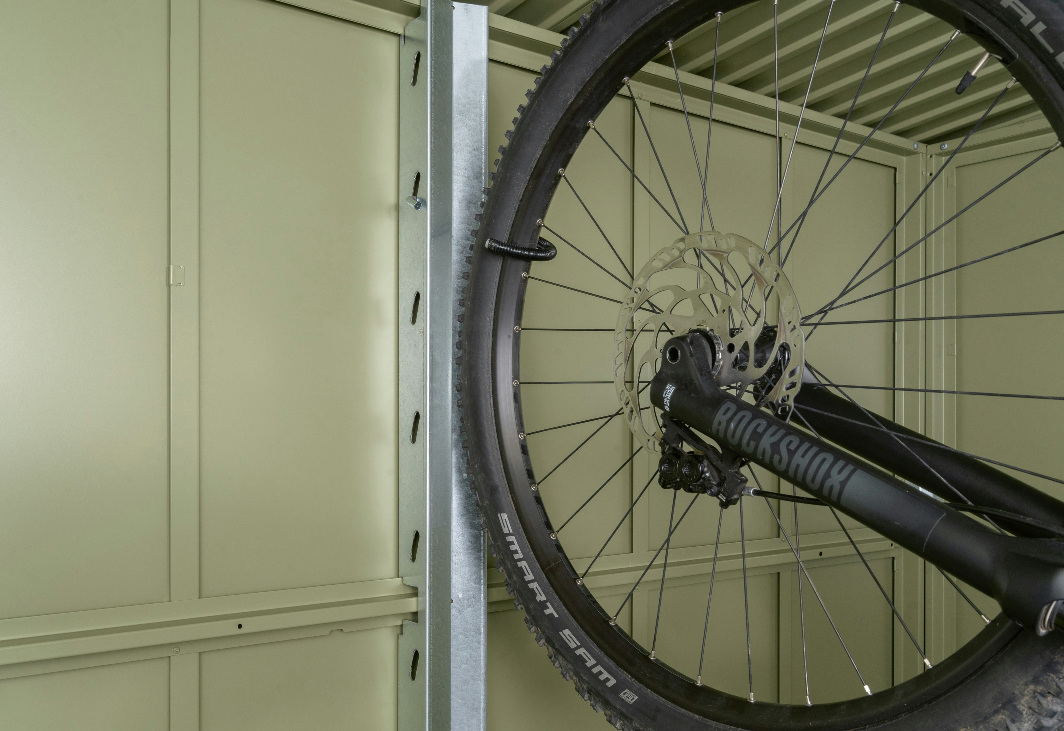 Bicycle rack
The rack has space for bikes up to 40 kg. Bicycle rack
The rack has space for bikes up to 40 kg.