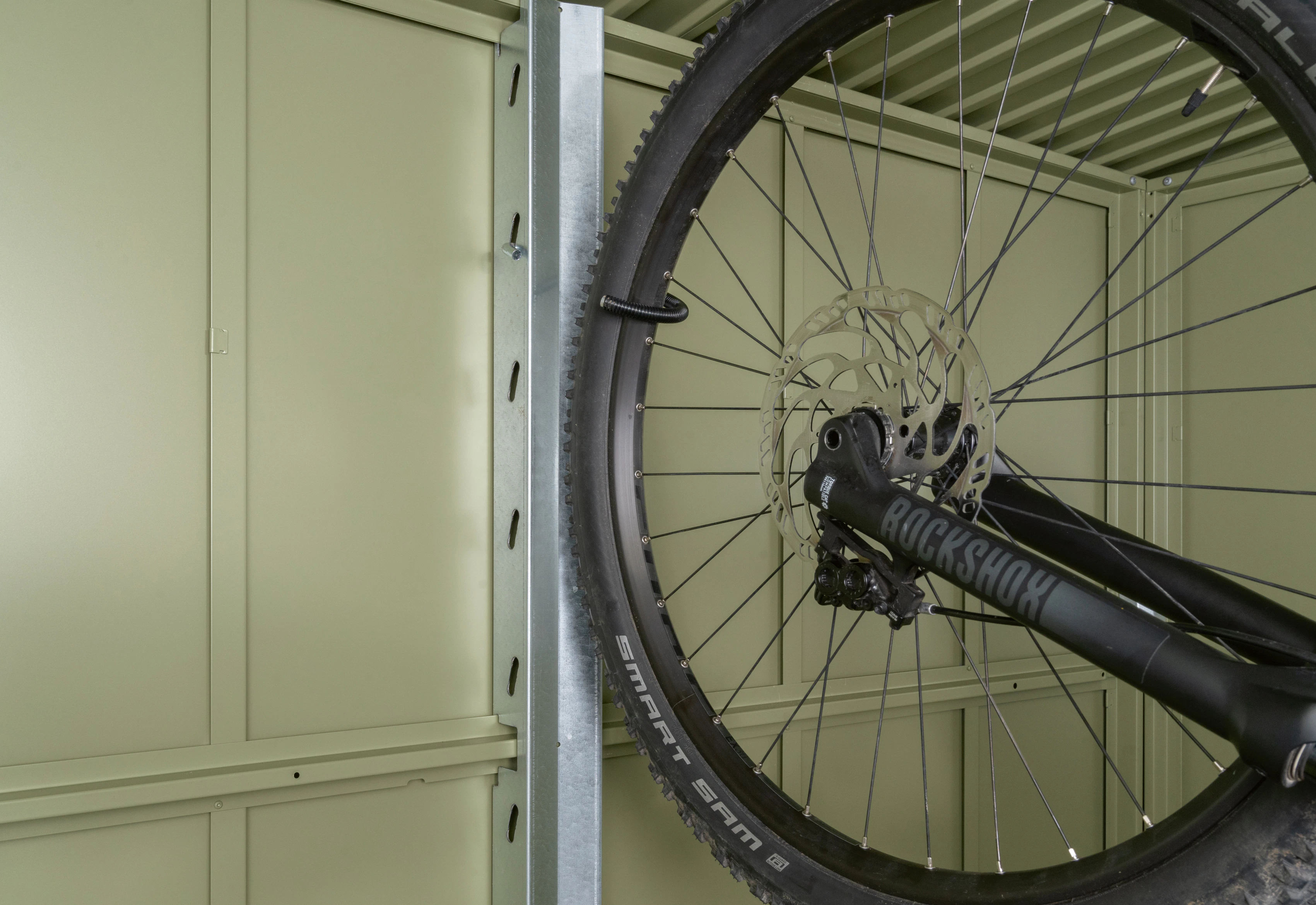 Držiak na bicykel
Do držiaka môžete umiestniť bicykle s... Držiak na bicykel
Do držiaka môžete umiestniť bicykle s hmotnosťou do 40 kg.