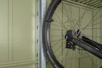 Met dat beetje extra wordt uw tuinhuis nog handiger. Of u nu... Met dat beetje extra wordt uw tuinhuis nog handiger. Of u nu uw fiets veilig wilt stallen, gereedschap altijd bij de hand wilt hebben, regenwater wilt opvangen of uw lievelingsplant weelderig wilt...