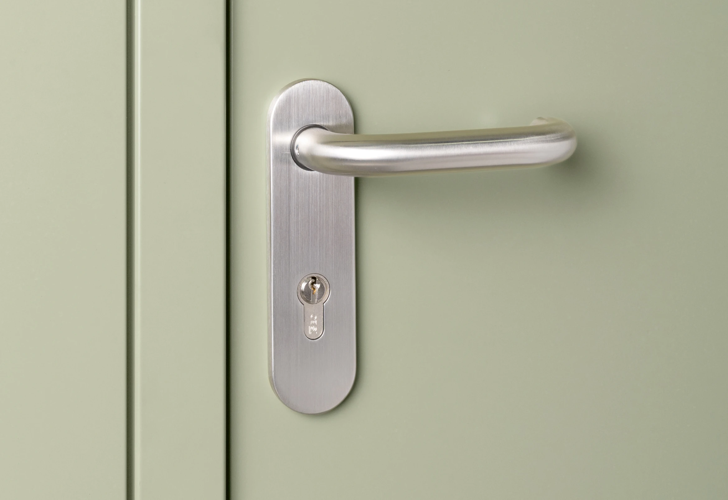 Roestvrijstalen krukgarnituur
Indien gewenst is een... Roestvrijstalen krukgarnituur
Indien gewenst is een hoogwaardige roestvrijstalen krukgarnituur verkrijgbaar. En optioneel kan zelfs een cilinderslot voor een sluitsysteem worden toegevoegd.