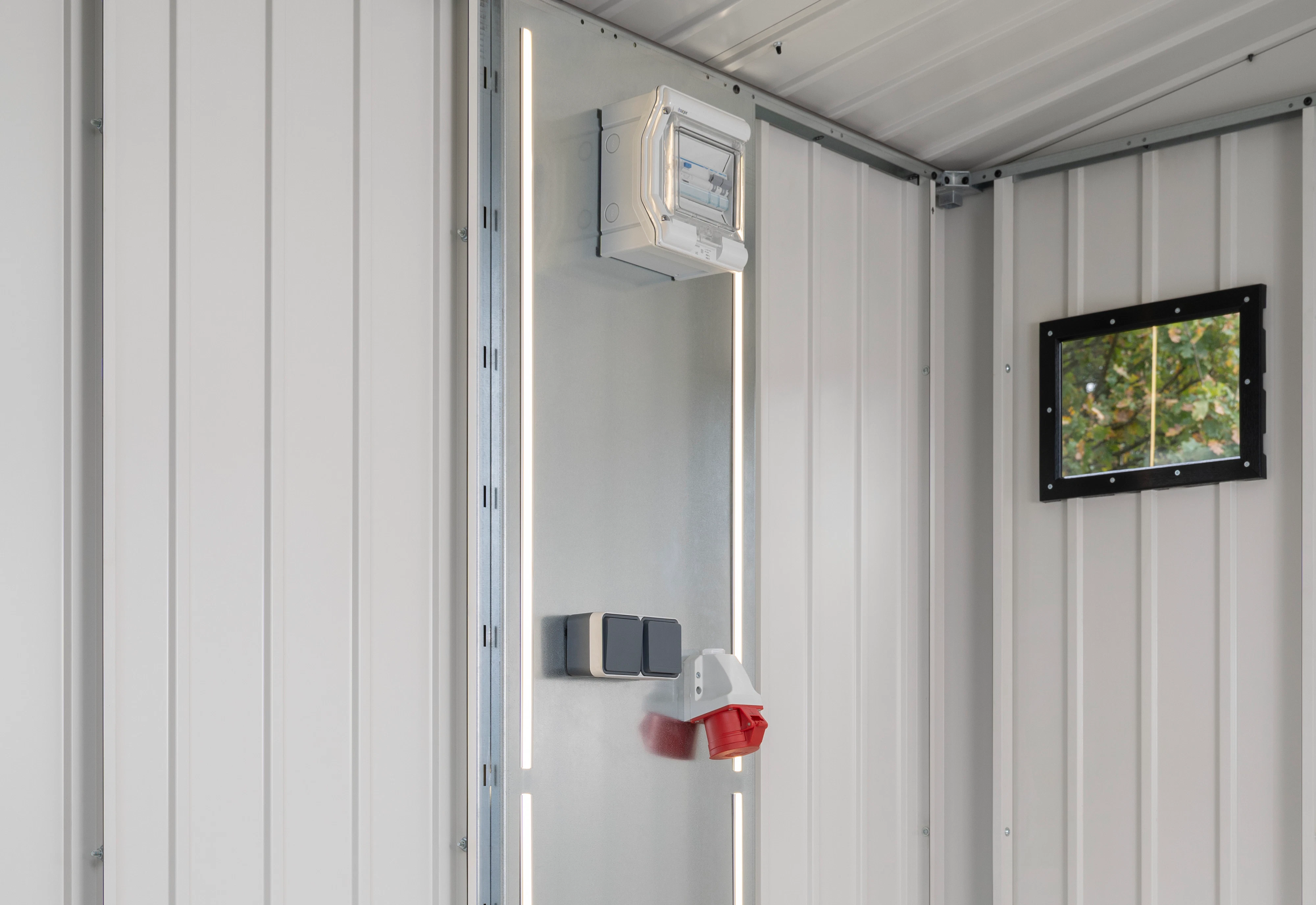 Elektropanel
Das Elektropanel verfügt über mehrere... Elektropanel
Das Elektropanel verfügt über mehrere Steckdosen, die eine vielseitige Stromversorgung für verschiedene Geräte wie Gartenbeleuchtung, E-Bike-Ladegeräte oder Rasenmäher ermöglichen....
